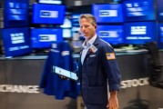 梦见去世尾盘：美股小幅上扬 标普指数上涨约0.3%