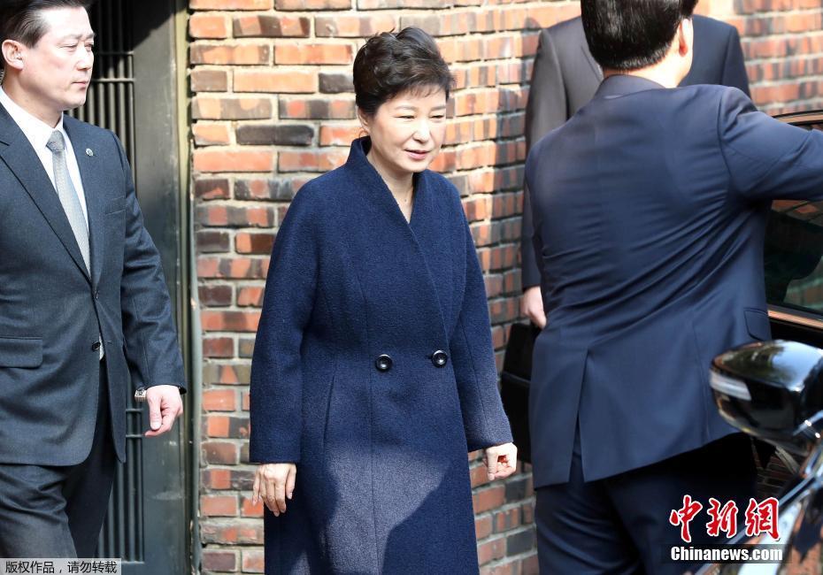 当地时间3月21日，韩国检察厅特别调查本部于21日上午9时30分传唤前总统朴槿惠，对她受贿、滥用职权等嫌疑进行调查，朴槿惠将成为韩国(🏁)宪政史上第四位被检方传讯的总统。图为(🛃)朴槿惠在安保人员的保护下离开居住地。